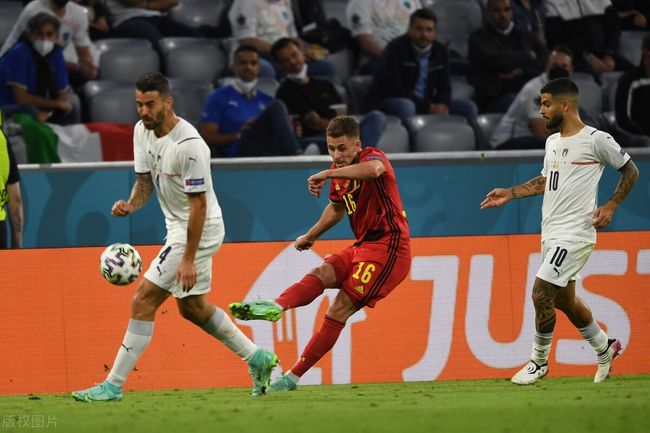 曼联战平皇马,阿扎尔乌龙送礼英超 曼联战平皇马,阿扎尔乌龙送礼英超