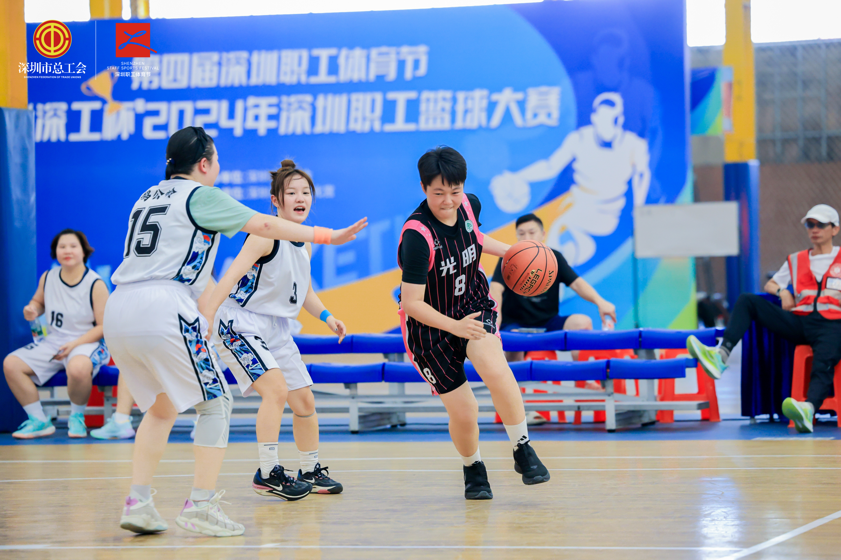 篮球赛场上激烈角逐,场面十分刺激的简单介绍 篮球赛场上激烈角逐,场面十分刺激的简单介绍